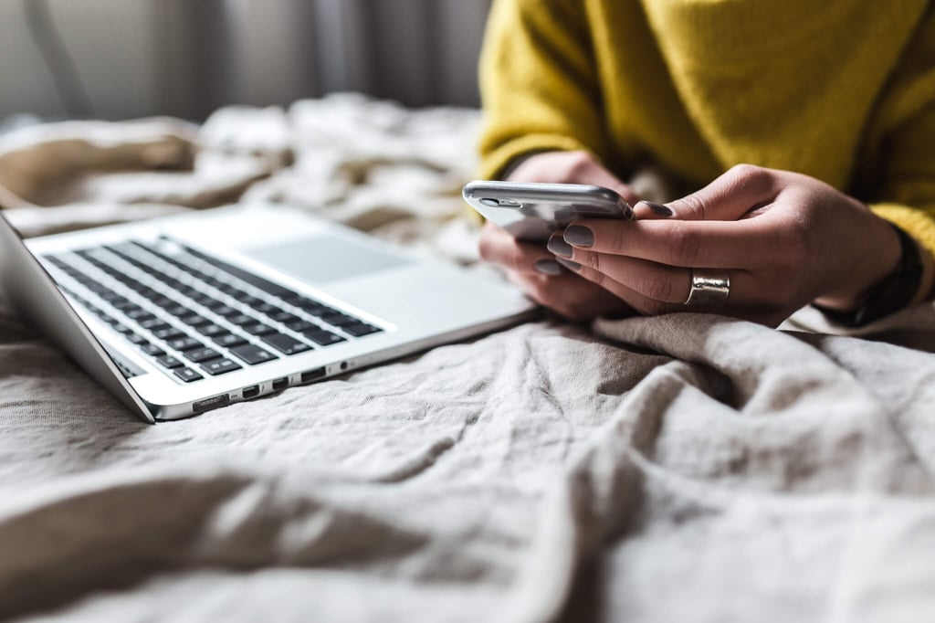 micro-influencer-marketing Frau mit Handy und Laptop