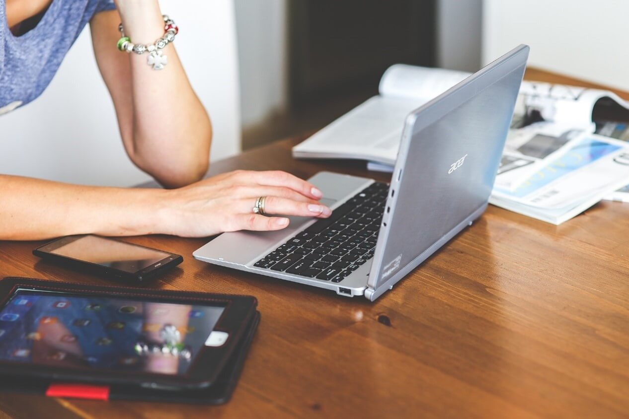 Frau am Laptop