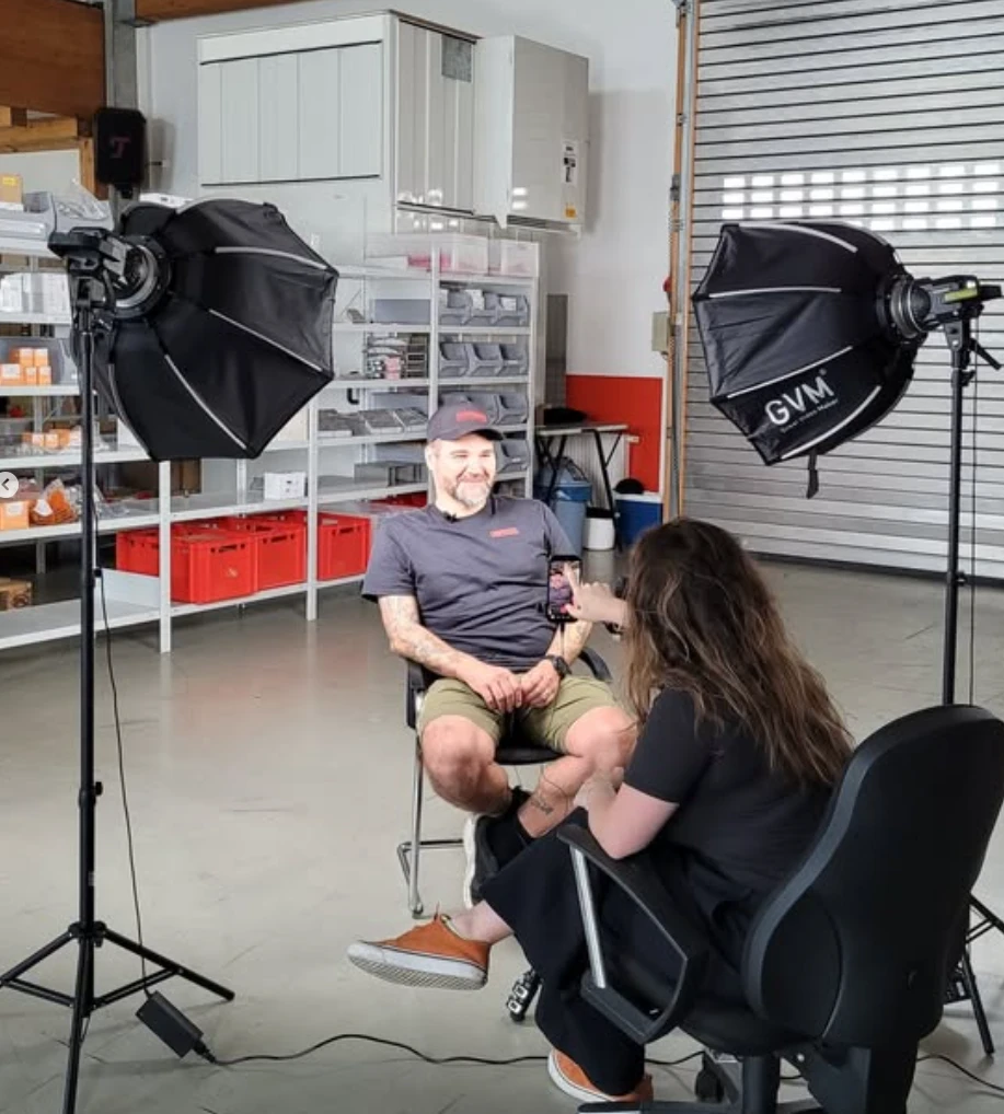 Interview-Dreh vor Ort: Gesprächspartner vor zwei Softboxen, aufgenommen mit dem Smartphone