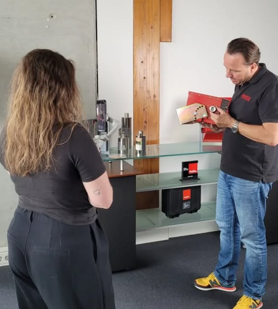 Produktdemo vor Ort: Ein Mitarbeiter erklärt ein Produkt, gefilmt mit dem Smartphone am Gimbal