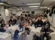 Der MTP-Vorstand sitzt auf weißen Sofas im Stuttgarter Büro der KlickPiloten