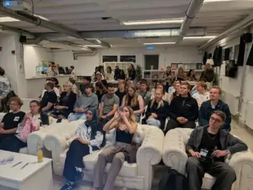 MTP-Vorstand zu Gast bei den KlickPiloten Der MTP-Vorstand sitzt auf weißen Sofas im Stuttgarter Büro der KlickPiloten