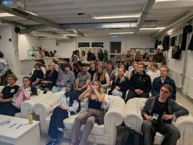 MTP-Vorstand zu Gast bei den KlickPiloten Der MTP-Vorstand sitzt auf weißen Sofas im Stuttgarter Büro der KlickPiloten