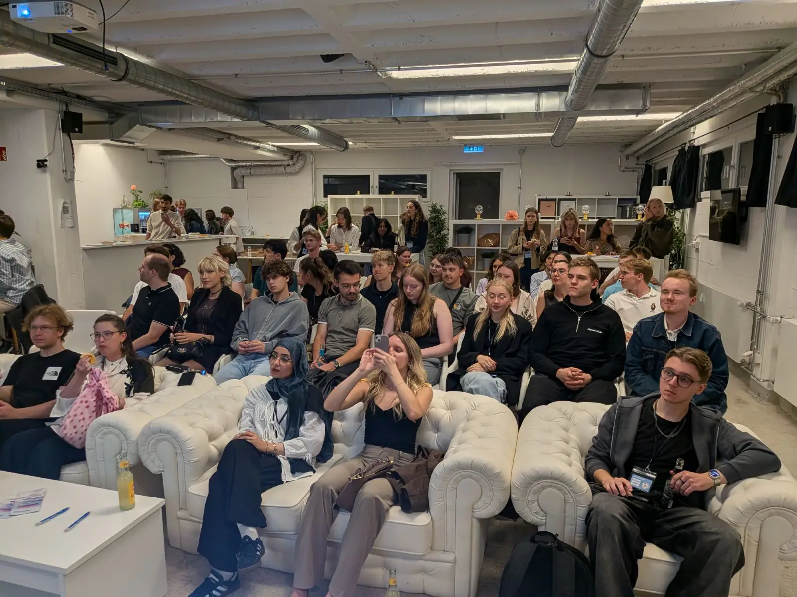 MTP-Vorstand zu Gast bei den KlickPiloten Der MTP-Vorstand sitzt auf weißen Sofas im Stuttgarter Büro der KlickPiloten